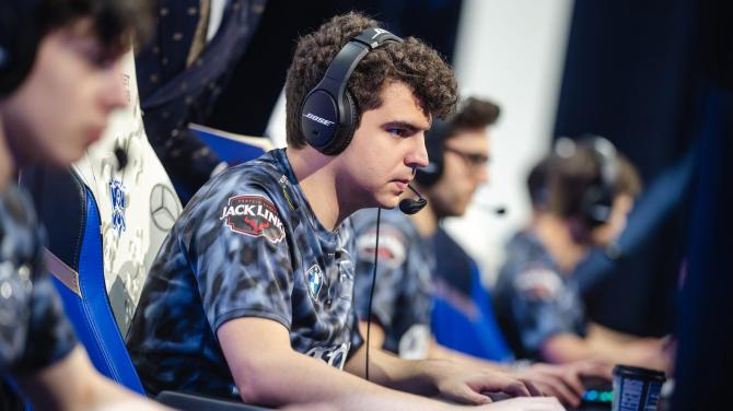 《英雄联盟》选手Gabriël Bwipo Rau