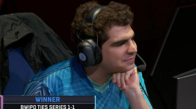 《英雄联盟》选手Gabriël Bwipo Rau